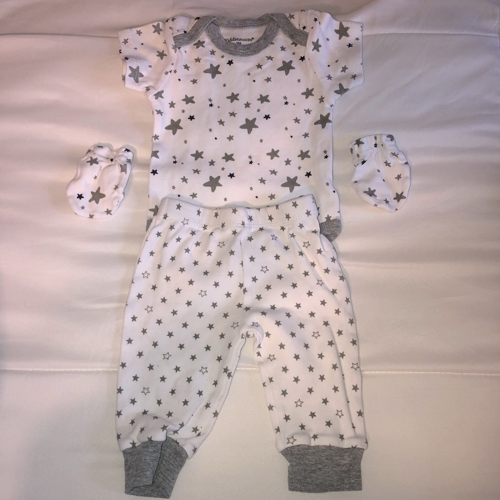 Infant boys size 3 mos 3-piece outfit by Kiddiezoom 🌻